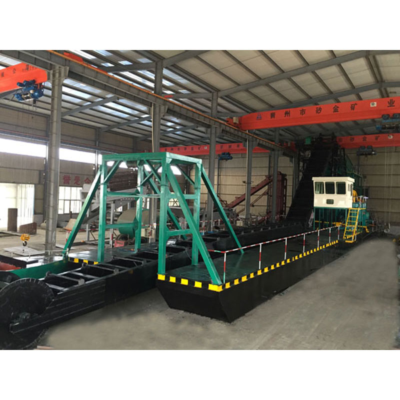 大型淘金船加工中